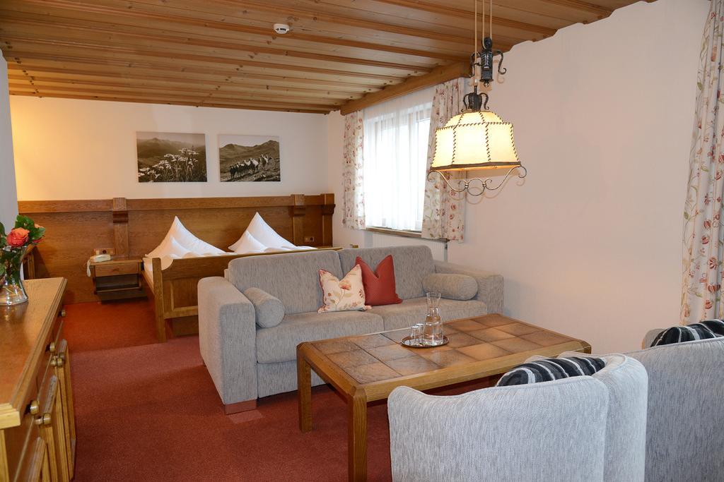 "Quality Hosts Arlberg" Hotel Garni Moessmer 장크트안톤암아를베르크 외부 사진